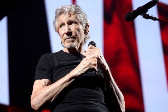 Τώρα κατηγορούν τον Roger Waters ότι φόρεσε «ναζιστική στολή» στο Βερολίνο