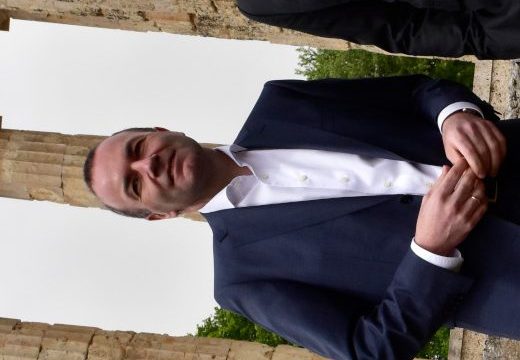 Euractiv: Οι δεσμοί Βέμπερ με τη Ν.Δ. ρίχνουν σκιά ενόψει των εκλογών