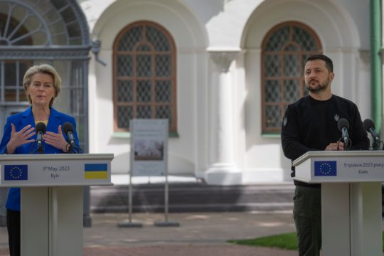 «Ημέρα νίκης» με αιχμές από το Κίεβο στις Βρυξέλλες