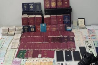 Εξάρθρωση κυκλώματος με τσουβάλια από πλαστά και κλεμμένα διαβατήρια