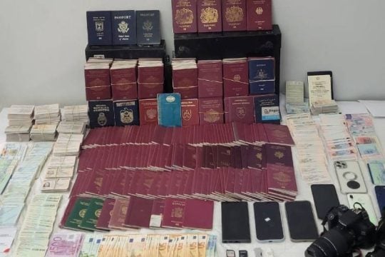 Εξάρθρωση κυκλώματος με τσουβάλια από πλαστά και κλεμμένα διαβατήρια