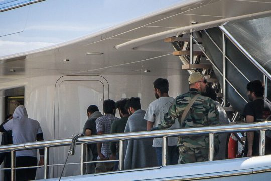 Αμείλικτα ερωτήματα γεννά η στάση του Λιμενικού