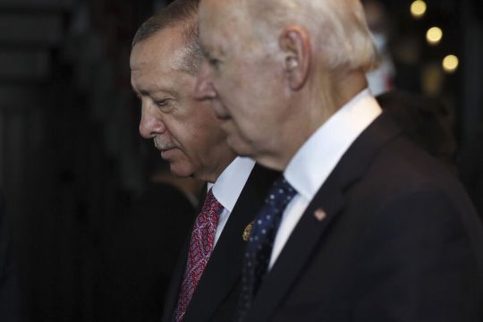 Καρότο, μαστίγιο και παρασκηνιακά παζάρια