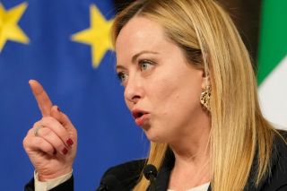 Η Μελόνι σαρώνει, η Κεντροαριστερά… λείπει