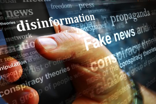 Η άρνηση της πραγματικότητας και οι θεωρίες συνωμοσίας