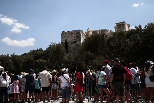 Στον πηγαιμό για την Ακρόπολη, κοίτα μην πάθεις ηλίαση από την αναμονή