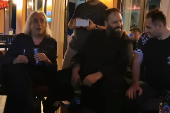 Ο Γιάννης Αγγελάκας τραγουδά σε καφενείο νεαρών Ρομά κατά της περιθωριοποίησης