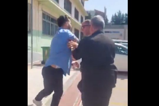 Απομάκρυναν φιλόζωο που διαμαρτυρόταν την ώρα των δηλώσεων Μητσοτάκη
