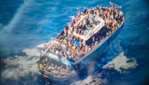 Συγκλονιστικές εικόνες απ’ το γεμάτο σκάφος πριν βυθιστεί ανοιχτά της Πύλου