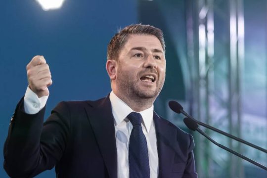 Καμπανάκι κινδύνου για μια κυβέρνηση λαϊκιστών με γραβάτα