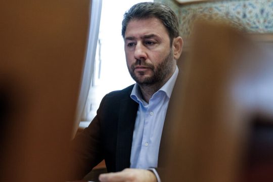 «Ανείπωτη τραγωδία« από τη μία η Πύλος, υπέρ του φράχτη του Έβρου από την άλλη ο Ανδρουλάκης