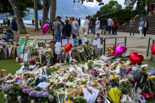 Συγκέντρωση στο Ανεσί για τα θύματα της επίθεσης με μαχαίρι