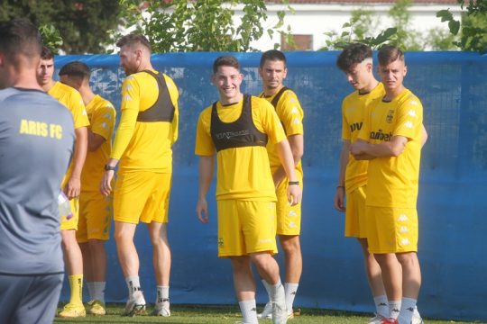 Ψάχνει εντατικά δύο εξτρέμ