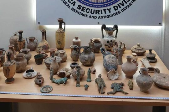 Αρχαία αντικείμενα εντόπισε η αστυνομία στην Πάρνηθα