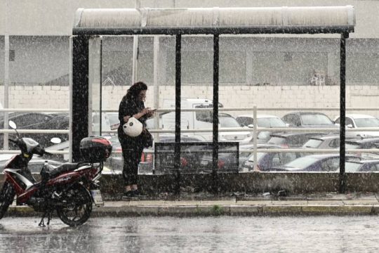 Προβλήματα και καταστροφές αφήνει πίσω της η κακοκαιρία