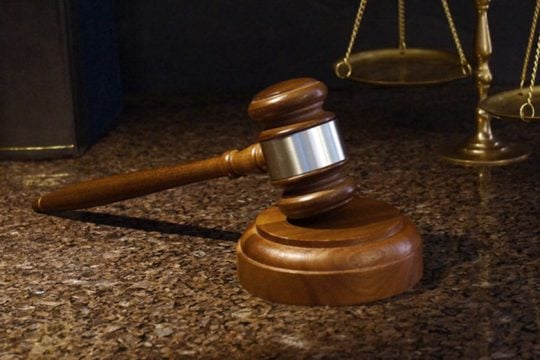 Ελεύθερος με πρόστιμο 30.000 ευρώ ο άνδρας που έσερνε σκυλί με το αυτοκίνητο