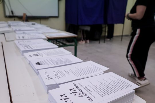 Δημοσκόπηση Alco: Οι σταθεροί ψηφοφόροι και οι διαρροές απ’ τα κόμματα
