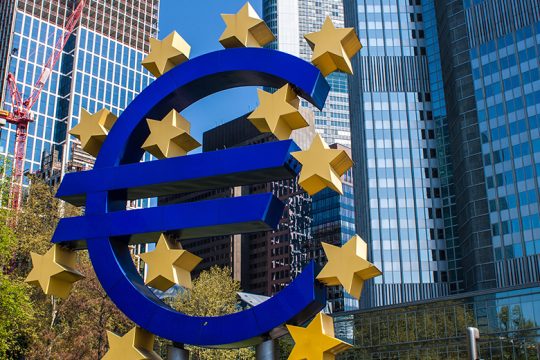Η ΕΚΤ πετάει το «μπαλάκι» στις κυβερνήσεις