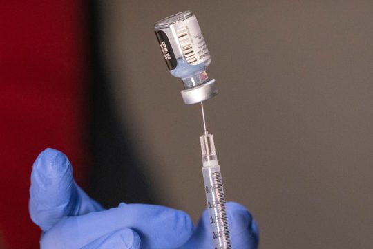 H BioNTech στο εδώλιο: Η πρώτη δίκη για παρενέργειες του εμβολίου κατά της Covid