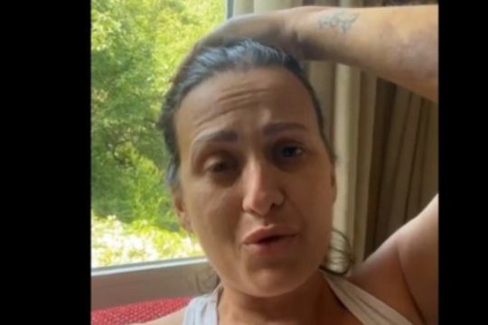 Οι πρώτες δηλώσεις της γυναίκας που γλίτωσε απ’ το δάγκωμα της οχιάς [Video]