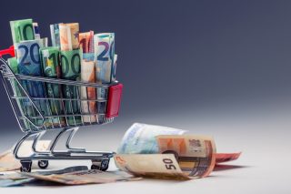 Πρωταθλήτρια στον πληθωρισμό η Ελλάδα με 3,7% και ισχνή ανάπτυξη 1,6% το 2027 – Οι προβλέψεις της Κομισιόν