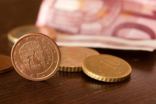 Το προνοιακό-ασφαλιστικό νομοσχέδιο που συντηρεί την «πελατεία» των μικροεπιδομάτων