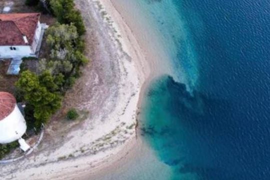 H παραλία της Εύβοιας που «βούλιαξε» ο σεισμός