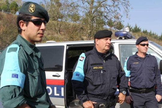 Στο κέντρο ταυτοποίησης της Ορεστιάδας οι πρόσφυγες από τη νησίδα του Έβρου