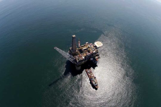 Αγώνας δρόμου για τα κέρδη απ’ το πετρέλαιο