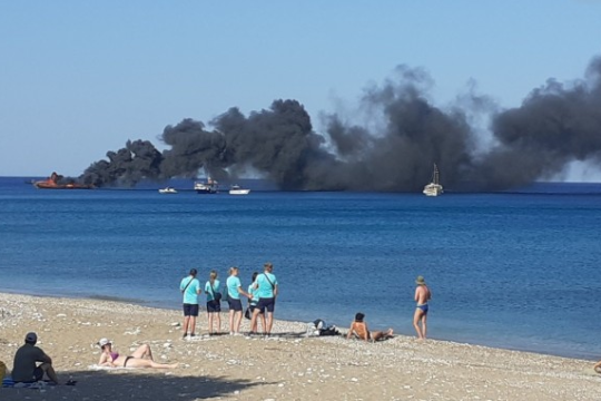 Φωτιά σε ημερόπλοιο στη Ρόδο – Πήδηξαν στη θάλασσα οι επιβάτες
