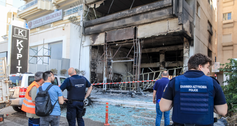 Ολοσχερής καταστροφή έκθεσης επίπλων στην Ποσειδώνος από φωτιά