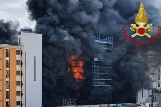 Φονική πυρκαγιά και έκρηξη σε πολυκατοικία στη Ρώμη