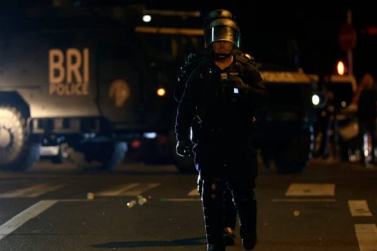 Άρον άρον στο Παρίσι ο Μακρόν, ενώ ετοιμάζεται να επιβάλει την τάξη με κάθε μέσο