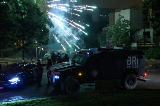 Άγριες καταστάσεις στη Γαλλία και τεθωρακισμένα οχήματα της αστυνομίας στους δρόμους