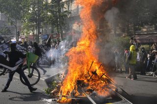 Στην πυρά της οργής!