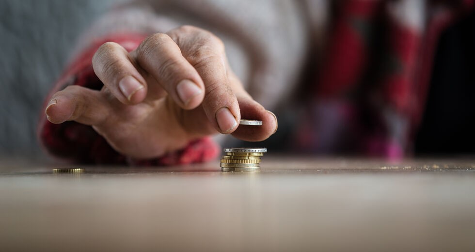 Ένας στους τέσσερις σε κίνδυνο φτώχειας στην Ελλάδα – Χειρότερα μόνο η Ρουμανία και η Βουλγαρία