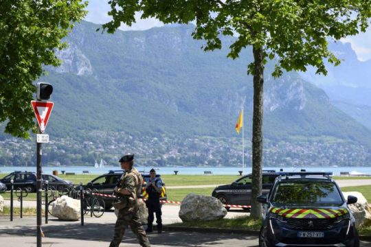 Σε κατάσταση σοκ η Γαλλία μετά την αιματηρή επίθεση