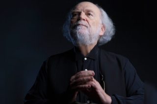 Το σεργιάνι του στον κόσμο, μια μουσική ανατροπή