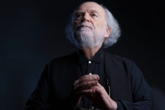 Το σεργιάνι του στον κόσμο, μια μουσική ανατροπή