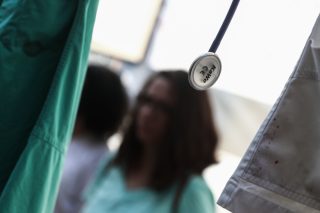 «Κρεμούν» τις λευκές ρόμπες τους οι υγειονομικοί με 48ωρη απεργία
