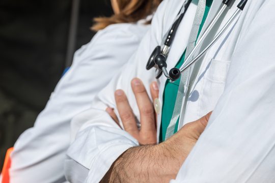Εντολή μετακίνησης γιατρών από νοσοκομεία για την κατασκήνωση της Αρχιεπισκοπής