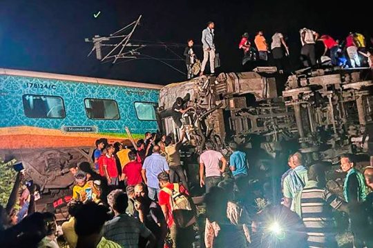Πολύνεκρη τραγωδία στην Ινδία από σύγκρουση τρένων