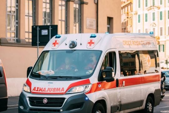 Ένας νεκρός και πολλοί τραυματίες από πτώση λεωφορείου σε χαράδρα στην Ιταλία