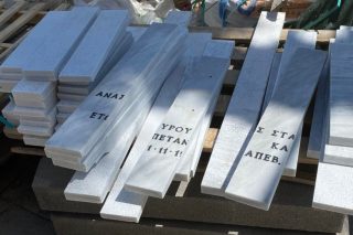 Η ανάπλαση της παραλίας της Καλαμάτας γίνεται με μάρμαρα από τάφους