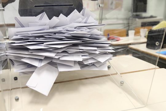 Αδειες κάλπες, γεμάτες κάλπες