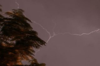 Ψυχρό Σαββατοκύριακο με καταιγίδες – Τα πρώτα «βαριά» χιόνια στα ορεινά