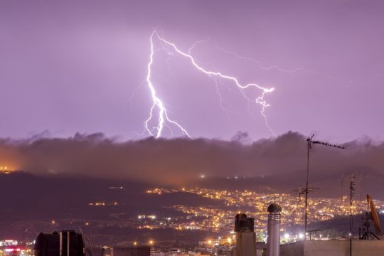 Πάνω από 20.000 κεραυνοί έπεσαν το Σάββατο – Πού καταγράφηκε το φαινόμενο