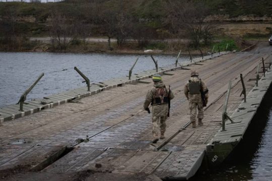 Ουκρανικό πλήγμα σε γέφυρα που συνδέει τη Χερσώνα με την Κριμαία