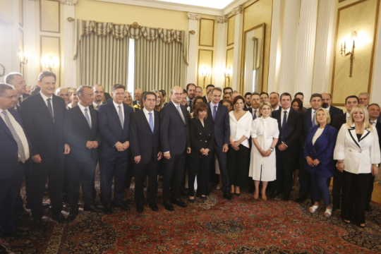 Μικροεπιδόματα και «καλάθια» στο πρώτο υπουργικό