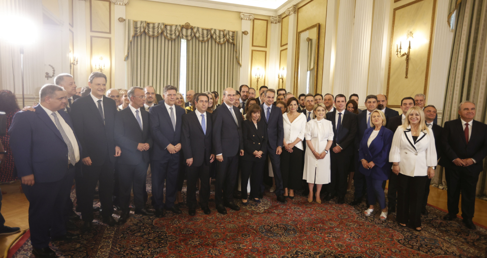 Μικροεπιδόματα και «καλάθια» στο πρώτο υπουργικό